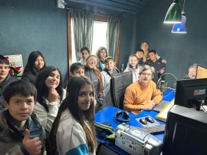 (audio) Visitas en la radio: recorrida y salida al aire de alumnos de la Primaria 21