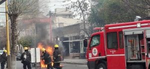 (videos) Una Ford EcoSport ardió en llamas en la esquina de 9 de Julio y Colón