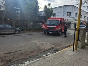 (videos) Una Ford EcoSport ardió en llamas en la esquina de 9 de Julio y Colón
