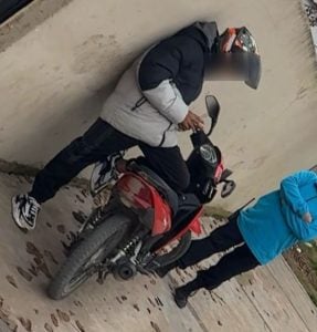 Robó a repartidor, quedó filmado. Lo arrestaron, es menor y fue entregado a su familia  (video)