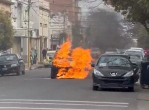 (videos) Una Ford EcoSport ardió en llamas en la esquina de 9 de Julio y Colón