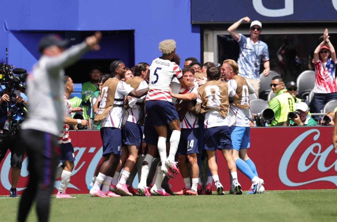 Estados Unidos le ganó 2-0 a Australia y se clasificó como líder de grupo en su Mundial