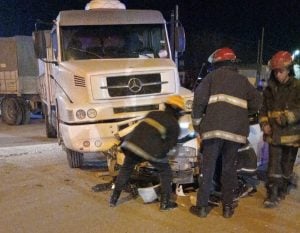 Chocaron camión y auto en  Alem al 900