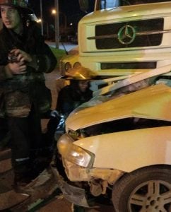 Chocaron camión y auto en  Alem al 900