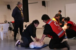 Capacitación sobre RCP y uso de desfibriladores en San Cayetano