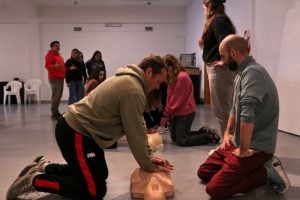 Capacitación sobre RCP y uso de desfibriladores en San Cayetano