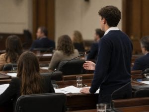 La Libertad Avanza impulsa reforma para que jóvenes puedan ser concejales desde los 18 años