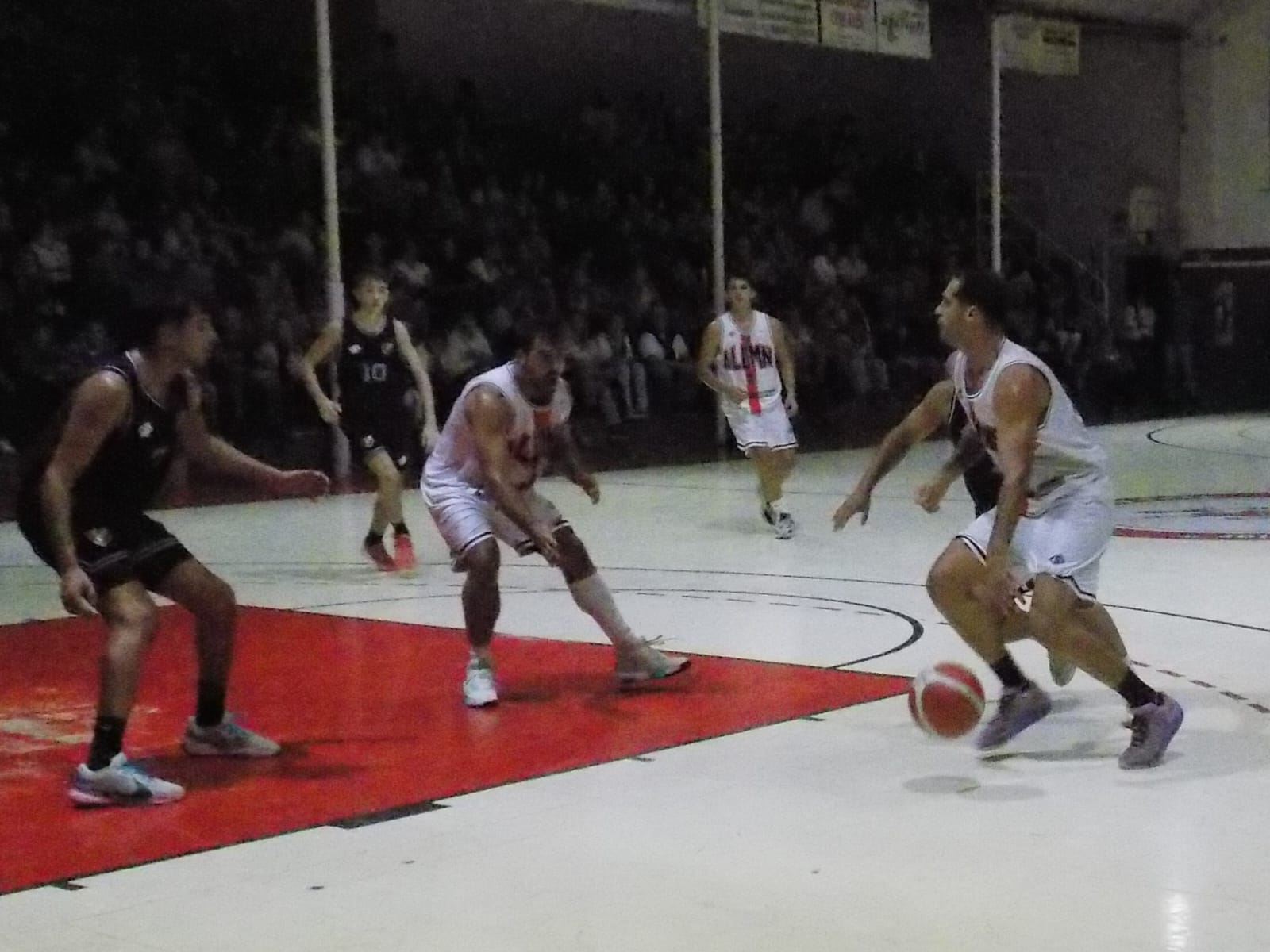 Básquet local: Alumni ganó y se acerca a la punta