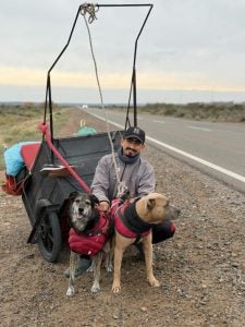 (audio) Mariano Castillo y sus perros caminan desde Olavarria hasta San Martín de Los Andes