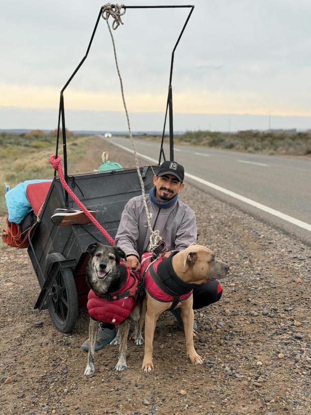 (audio) Mariano Castillo y sus perros caminan desde Olavarria hasta San Martín de Los Andes