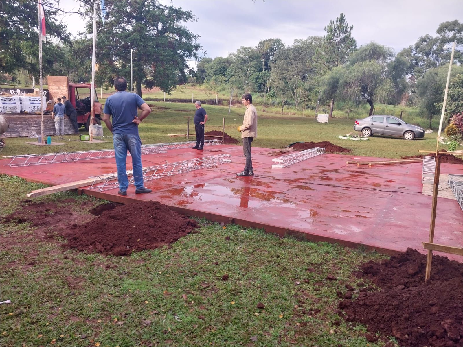 (audio)Construyen un tinglado en la Escuela 