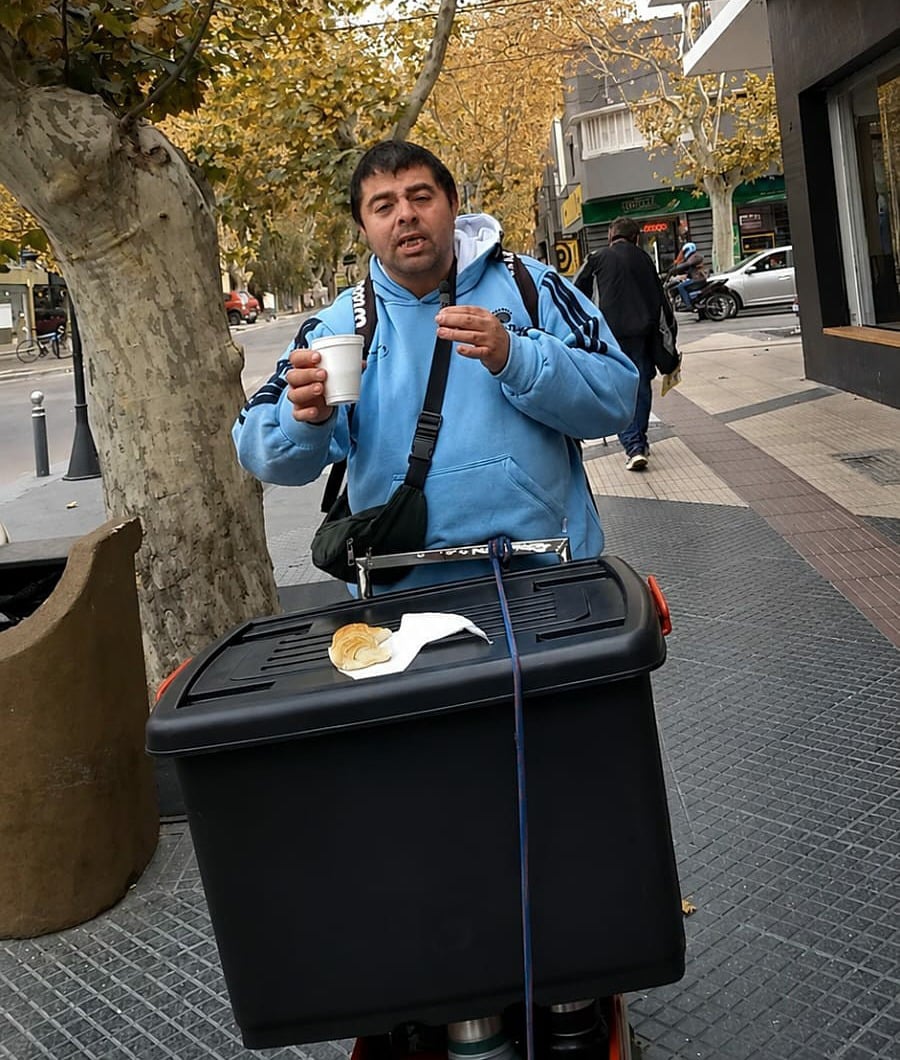 (audio) Cafetero sanrafaelino asiste cada mañana a 25 personas en situación de calle con desayunos