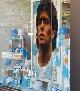 (audio)Asombroso mural de Messi realizado con broches de pelo