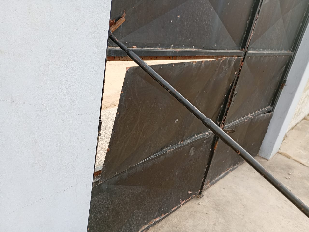 Rompieron las cámaras de seguridad y el portón del Frutillitas FONAVI