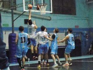 Básquet Local: Club de Pelota ganó y sueña con el super cuatro