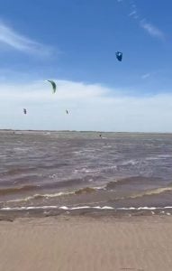 (audio y video) Conflicto ambiental en Balneario Marisol por la práctica de kitesurf