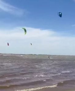 (audio y video) Conflicto ambiental en Balneario Marisol por la práctica de kitesurf