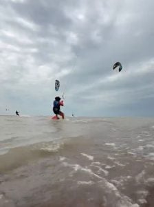 (audio y video) Conflicto ambiental en Balneario Marisol por la práctica de kitesurf