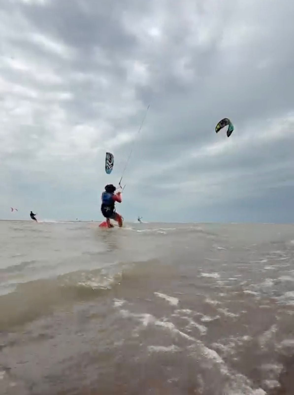 (audio y video) Conflicto ambiental en Balneario Marisol por la práctica de kitesurf