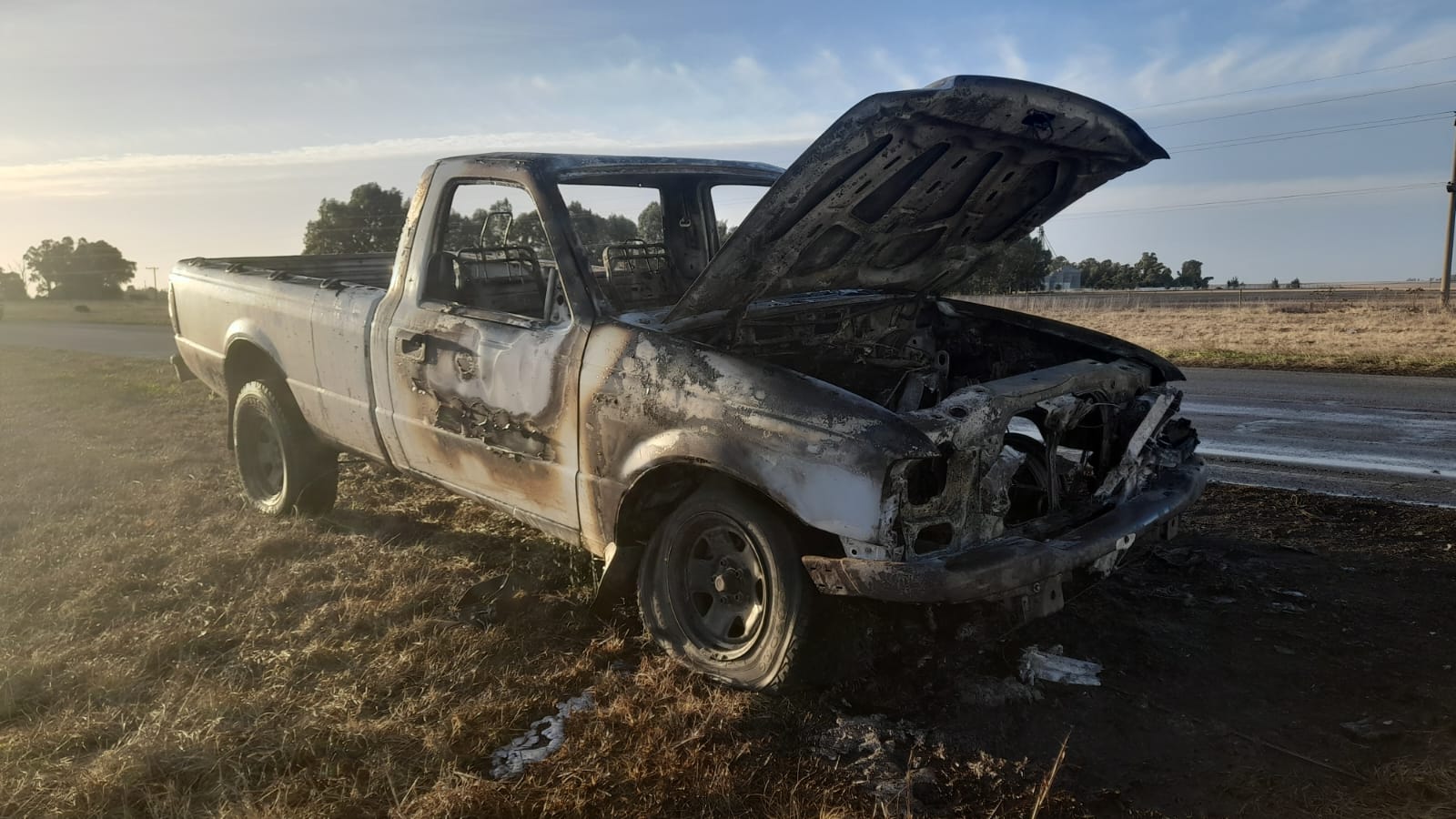 Ardió una camioneta en la Loma de Campano: daños totales