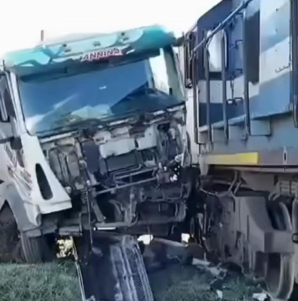 (video)Milagro en Olavarría: Un camión chocó con un tren. No hubo heridos