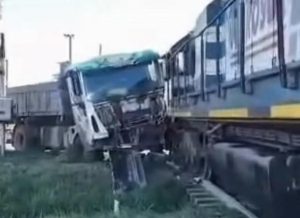 (video)Milagro en Olavarría: Un camión chocó con un tren. No hubo heridos