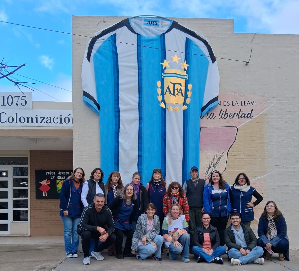 (audio y video ) Alumnos de una escuela de Santa Fe realizaron una camiseta argentina gigante