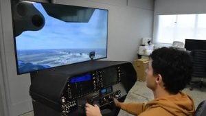 (audio) A los 15 años tenía un simulador de Boeing 737 en su cuarto y hoy fabrica equipos para escuelas de vuelo