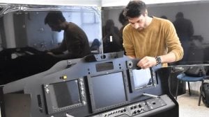(audio) A los 15 años tenía un simulador de Boeing 737 en su cuarto y hoy fabrica equipos para escuelas de vuelo