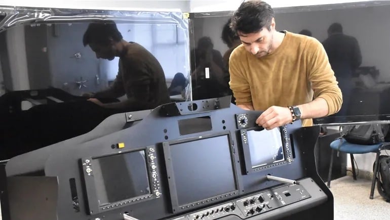 (audio) A los 15 años tenía un simulador de Boeing 737 en su cuarto y hoy fabrica equipos para escuelas de vuelo