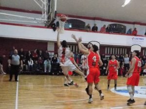 Básquet: Huracán ganó el primer partido y aseguró definir en su cancha