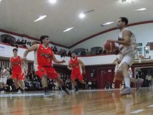 Básquet: Huracán ganó el primer partido y aseguró definir en su cancha