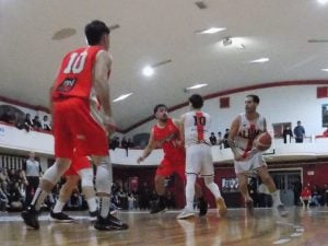 Básquet: Huracán ganó el primer partido y aseguró definir en su cancha