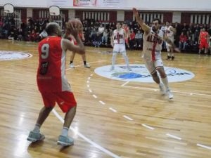 Básquet: Huracán ganó el primer partido y aseguró definir en su cancha