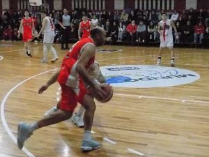 Básquet: Huracán ganó el primer partido y aseguró definir en su cancha