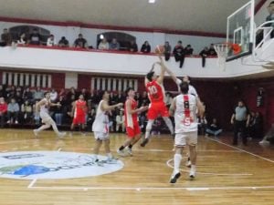 Básquet: Huracán ganó el primer partido y aseguró definir en su cancha