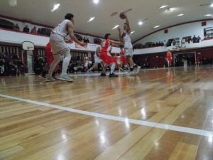 Básquet: Huracán ganó el primer partido y aseguró definir en su cancha