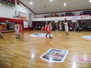 Básquet: Huracán ganó el primer partido y aseguró definir en su cancha