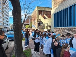(videos) Banderazo en la Unidad Académica por el Día de la Independencia