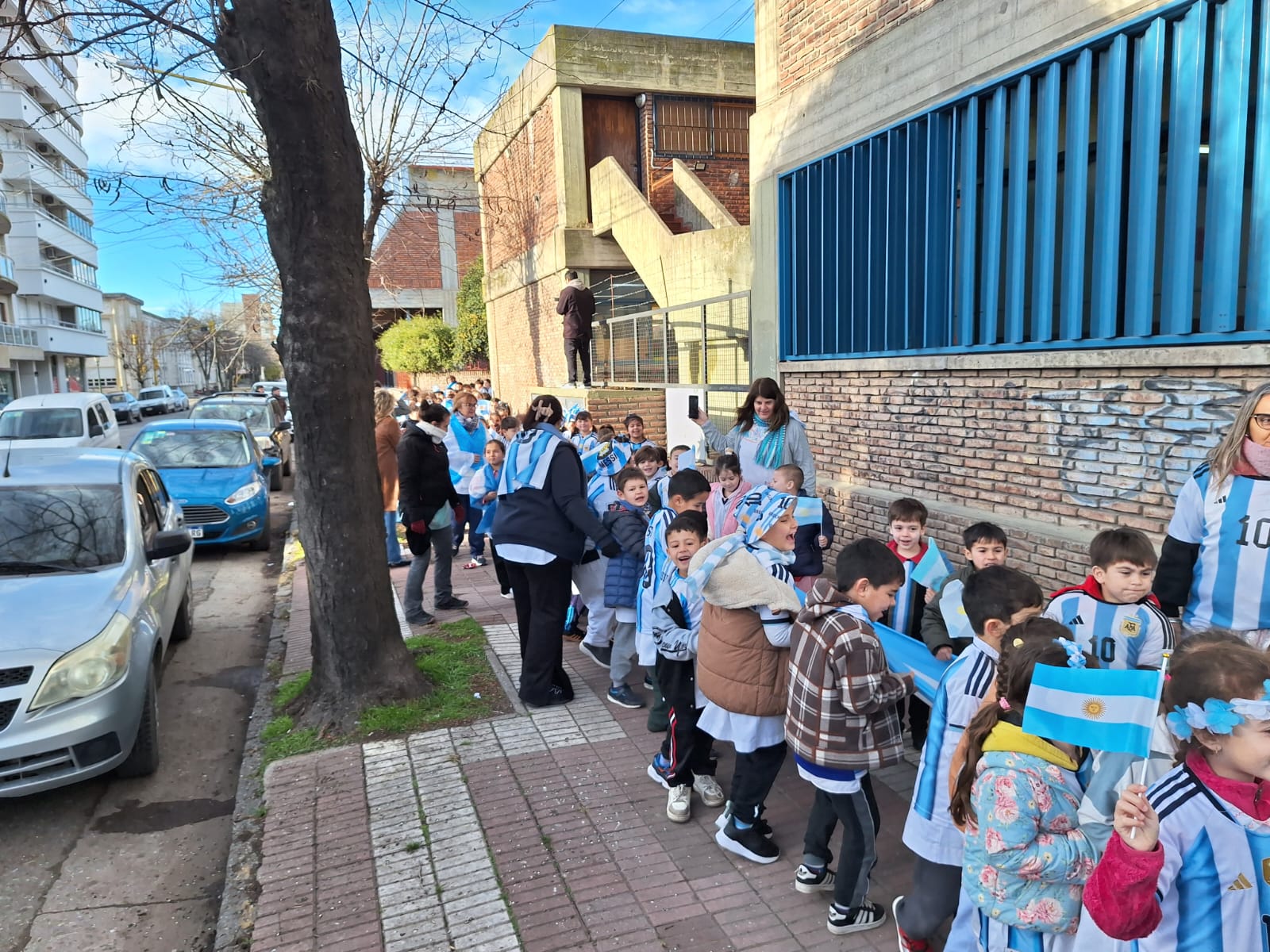 (videos) Banderazo en la Unidad Académica por el Día de la Independencia