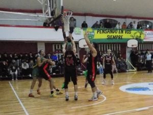 Básquet local: Huracán de Necochea y Alumni forzaron un tercer partido 