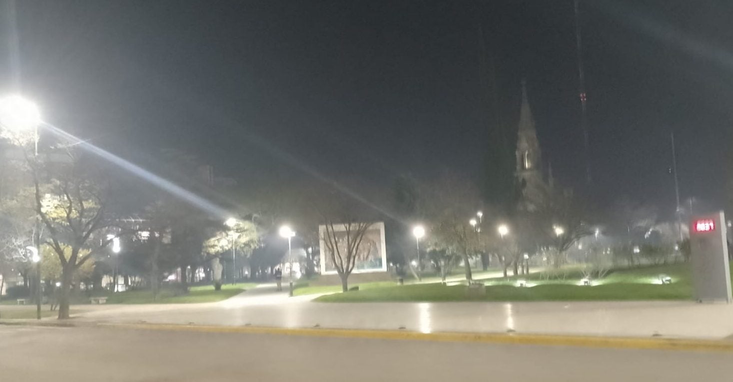 (Videos) Otra vez humo en la noche de Tres Arroyos. No viene del basural