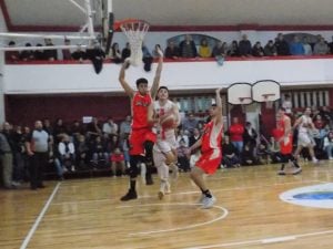Básquet: Alumni ganó y espera en la final de Campeonato 90° Aniversario de la ATB