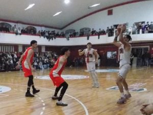 Básquet: Alumni ganó y espera en la final de Campeonato 90° Aniversario de la ATB