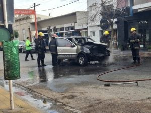 (videos) Una Ford EcoSport ardió en llamas en la esquina de 9 de Julio y Colón