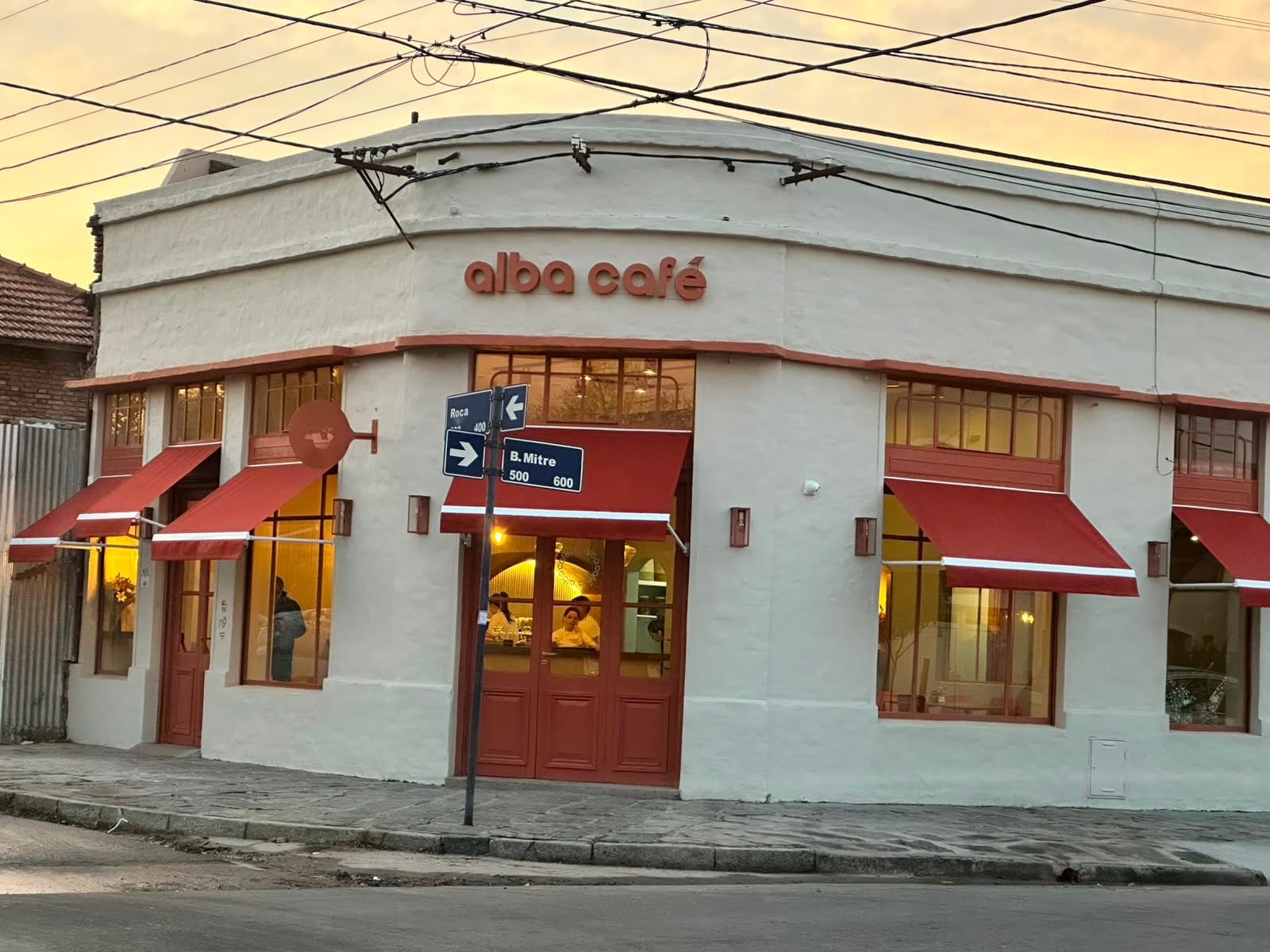 Alba café le cambió una esquina a la Plaza Italia