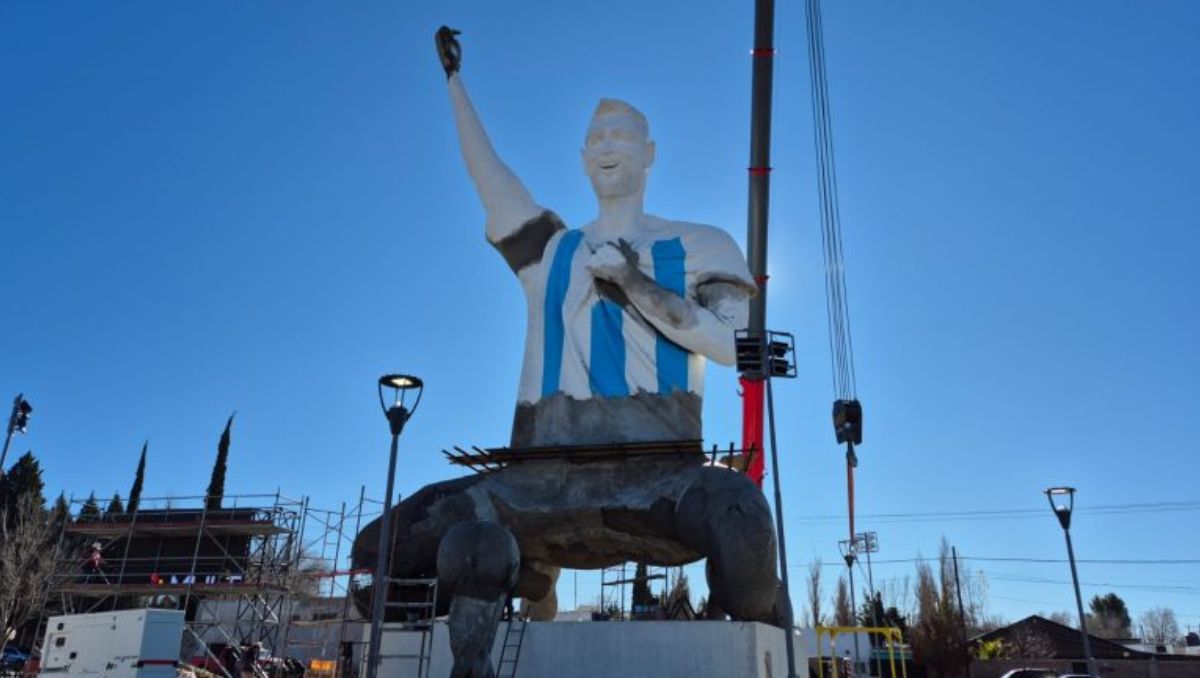 (audio) Aldo Beroisa, el artista detrás del Messi Monumental de Cutral Co