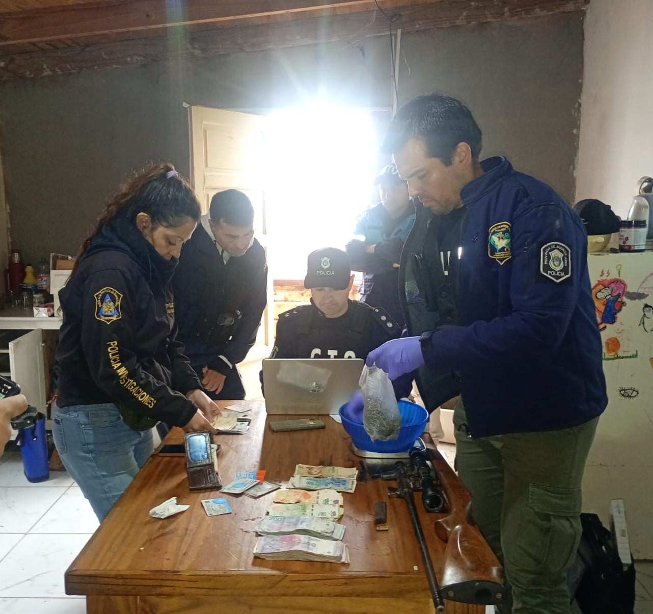 Golpe al narcotráfico: Cinco presos, buscan a sospechoso e incautan drogas, dinero y armas (audio)