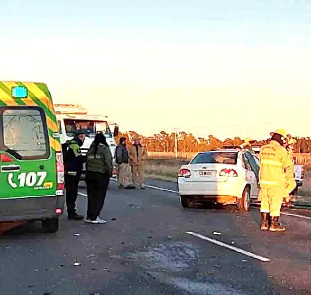 Murió al chocar su auto con un camión en Ruta 51