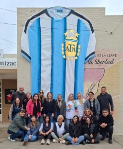 (audio y video ) Alumnos de una escuela de Santa Fe realizaron una camiseta argentina gigante